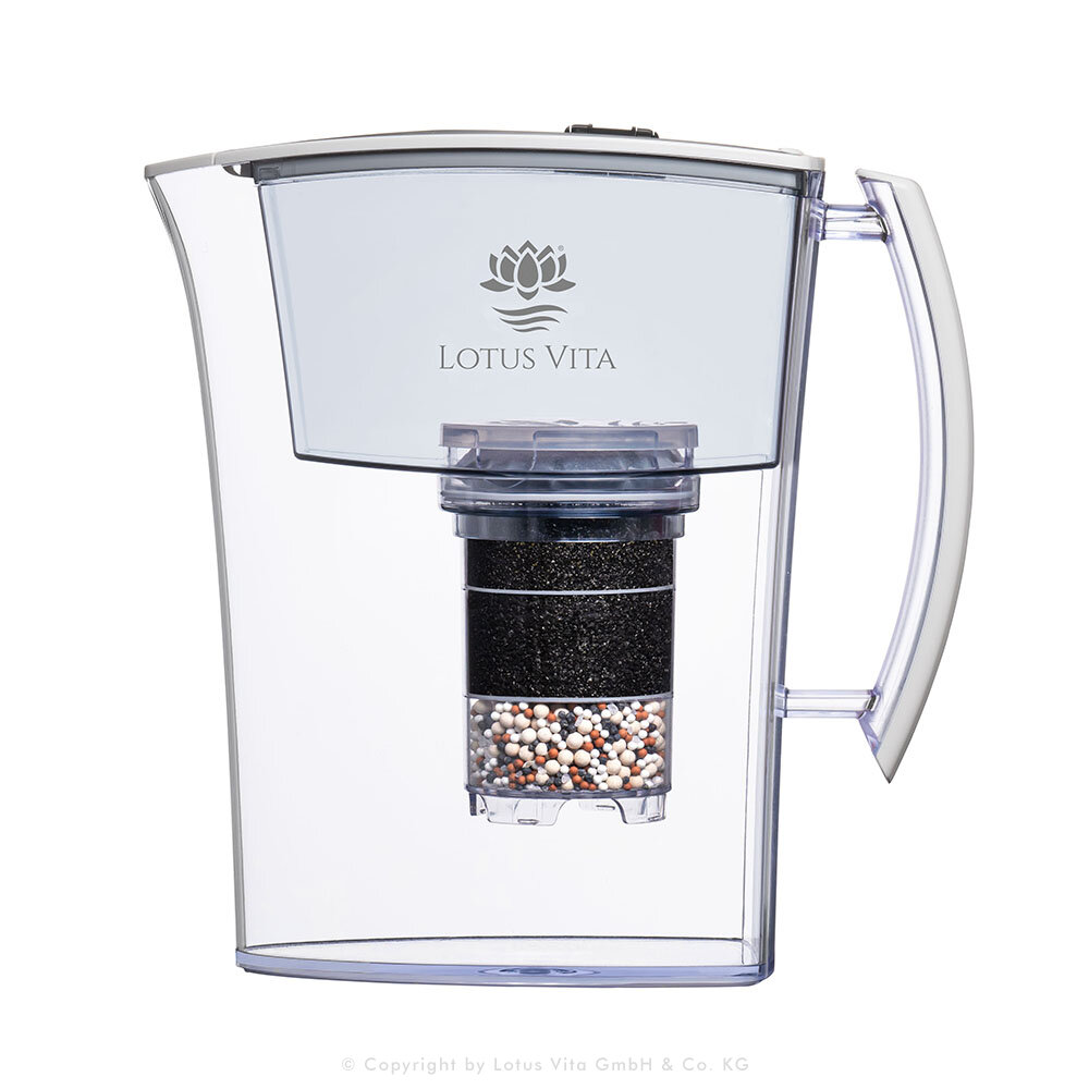Eine weiße Wasserfilterkanne von Lotus Vita mit einer sichtbaren, mehrschichtigen Filterkartusche aus Aktivkohle und Mineralsteinen.