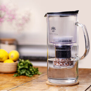 Lotus Vita Wasserfilter Kanne auf Küchentisch. 