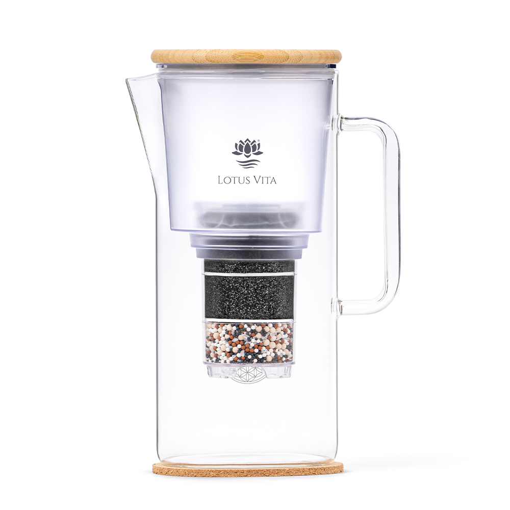 Eine Glas-Wasserfilterkanne von Lotus Vita mit Bambusdeckel, die den mehrschichtigen Filter im Inneren zeigt.