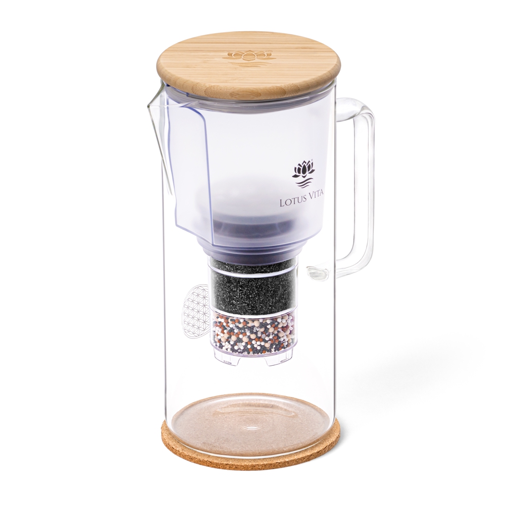 Eine Wasserfilter-Karaffe aus Glas mit einem Deckel aus hellem Holz und einem sichtbaren mehrschichtigen Filter im Inneren.