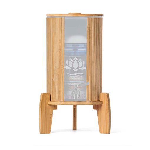 Ein Glas-Wasserfilter mit einem Lichtschutz und Sockel aus nachhaltigem Bambus.