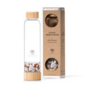 Eine edle Glas-Trinkflasche mit Bambusdeckel und einem separaten Fach gefüllt mit roten Jaspis- und Milchopal-Kristallen, stehend neben ihrer Kartonverpackung.