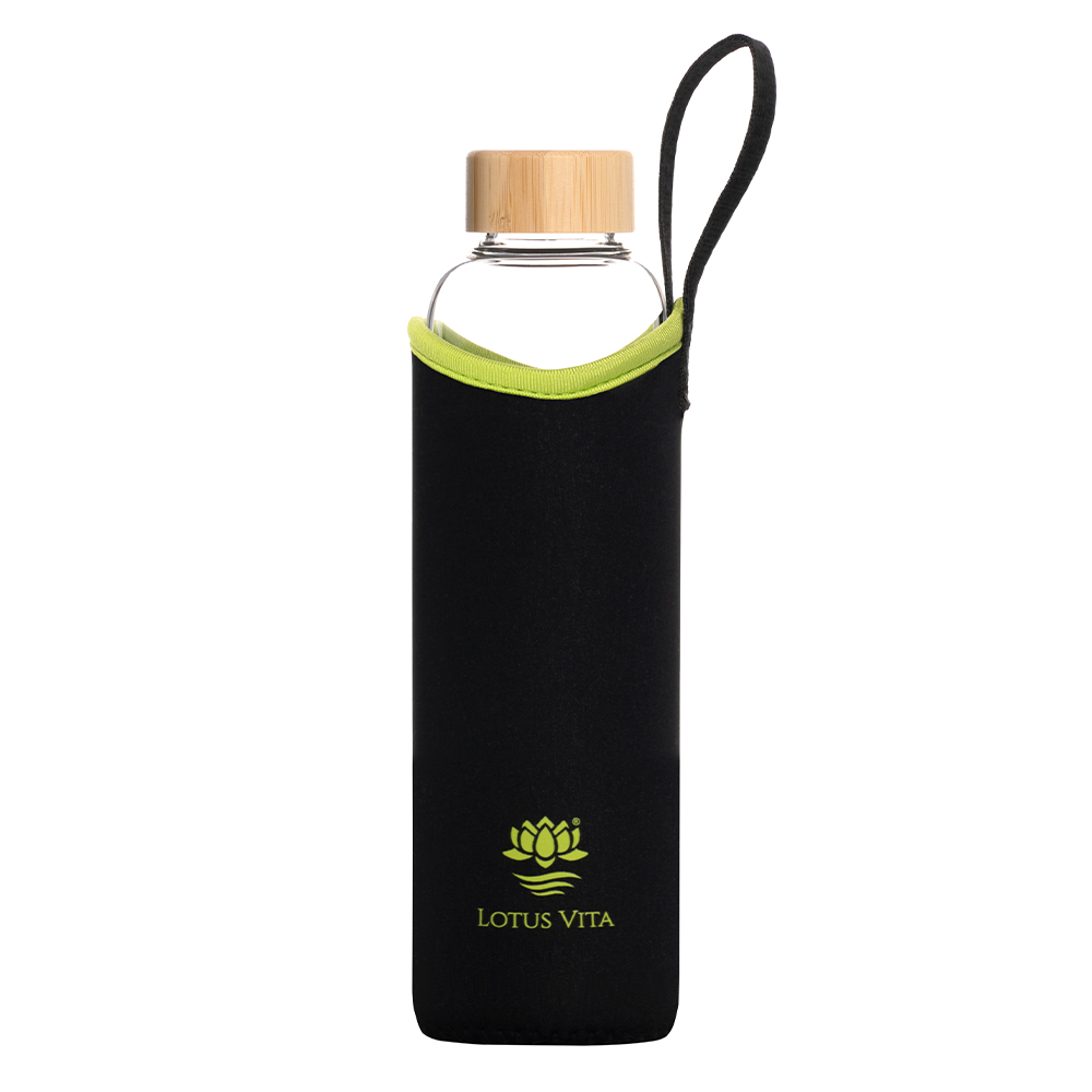 Glas-Trinkflasche mit 710ml Fassungsvermögen und Bambusdeckel, geschützt von einer schwarz-grünen Neoprenhülle mit Trageschlaufe.