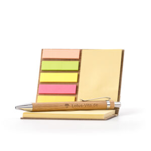 Aufgeklapptes Notiz-Set aus Bambus mit bunten Haftnotizen und einem dazu passenden Kugelschreiber mit Lotus Vita Logo.