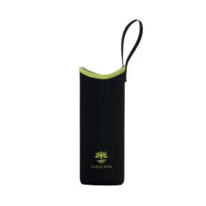 Schwarze Neopren-Schutzhülle mit hellgrünem Rand und Trageschlaufe, verziert mit dem Lotus Vita Logo.