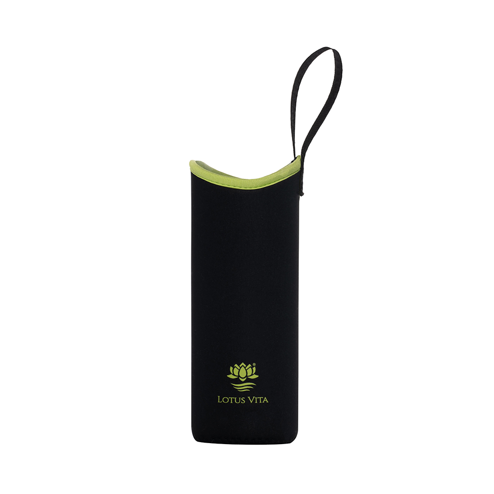 Schwarze Neopren-Schutzhülle mit hellgrünem Rand und Trageschlaufe, verziert mit dem Lotus Vita Logo.