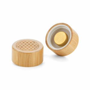 Zwei Bambusdeckel für Trinkflaschen, einer mit einer gravierten Blume des Lebens auf der Oberseite und der andere mit einer goldplattierten Innenseite, die ebenfalls das Symbol zeigt.