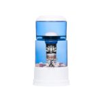 Ein Stand-Wasserfilter mit blauem Tank und weißem Sockel, der eine mehrstufige Filterkartusche und Mineralsteine enthält.