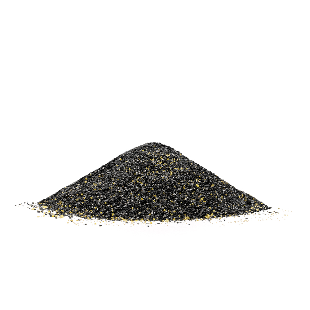 Filtergranulat aus einem Lotus Vita Kalkfilter-Nachfüllset, eine Mischung aus schwarzer Aktivkohle und goldenem Ionentauscher.