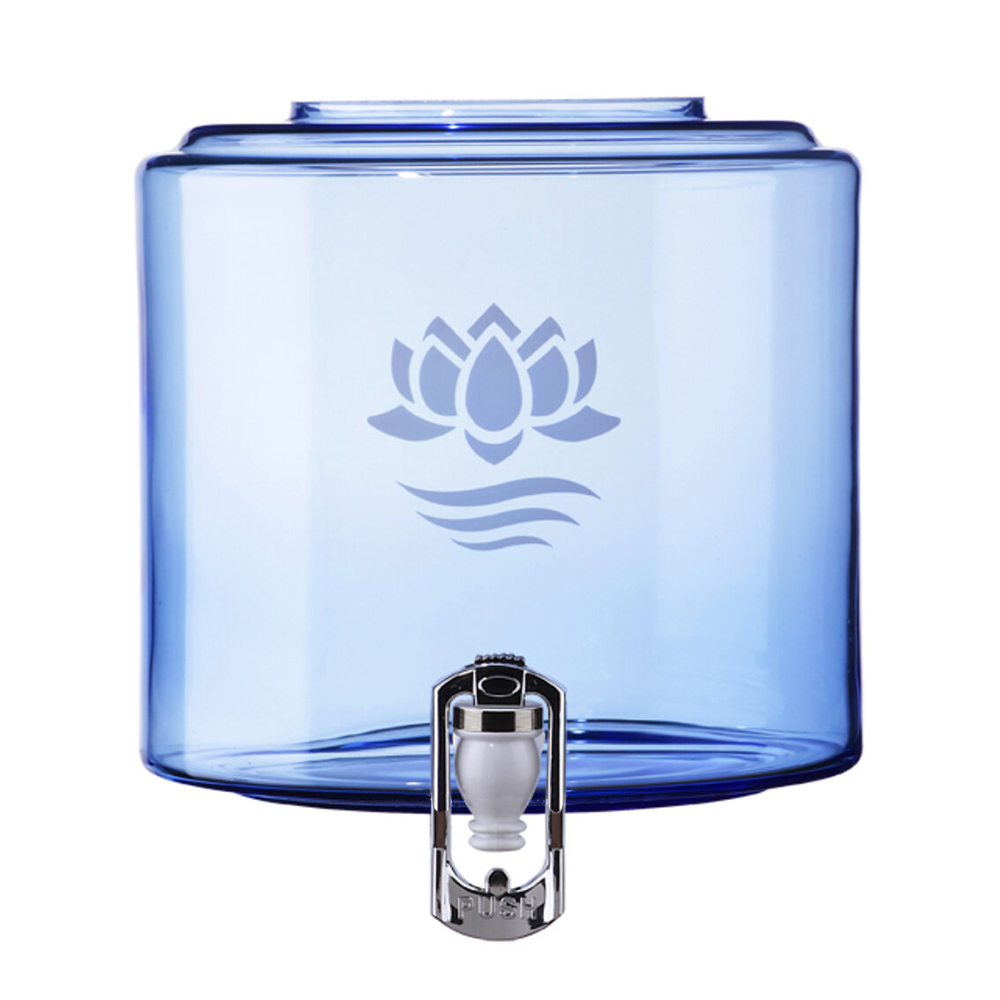 Elegantes, blau getöntes Glasgefäß mit 8 Litern Fassungsvermögen und Zapfhahn, ein zentraler Bestandteil eines Lotus Vita Wasserfiltersystems.