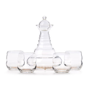 Elegantes Set aus einer mundgeblasenen Glaskaraffe mit Deckel und vier passenden Trinkgläsern, alle mit einem goldenen Akzent am Boden verziert.