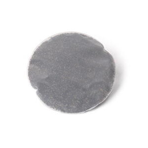 Einzelnes, rundes Filterpad, gefüllt mit Granulat zur Vorfilterung von Kalk in Trinkwasserfiltern von Lotus Vita.