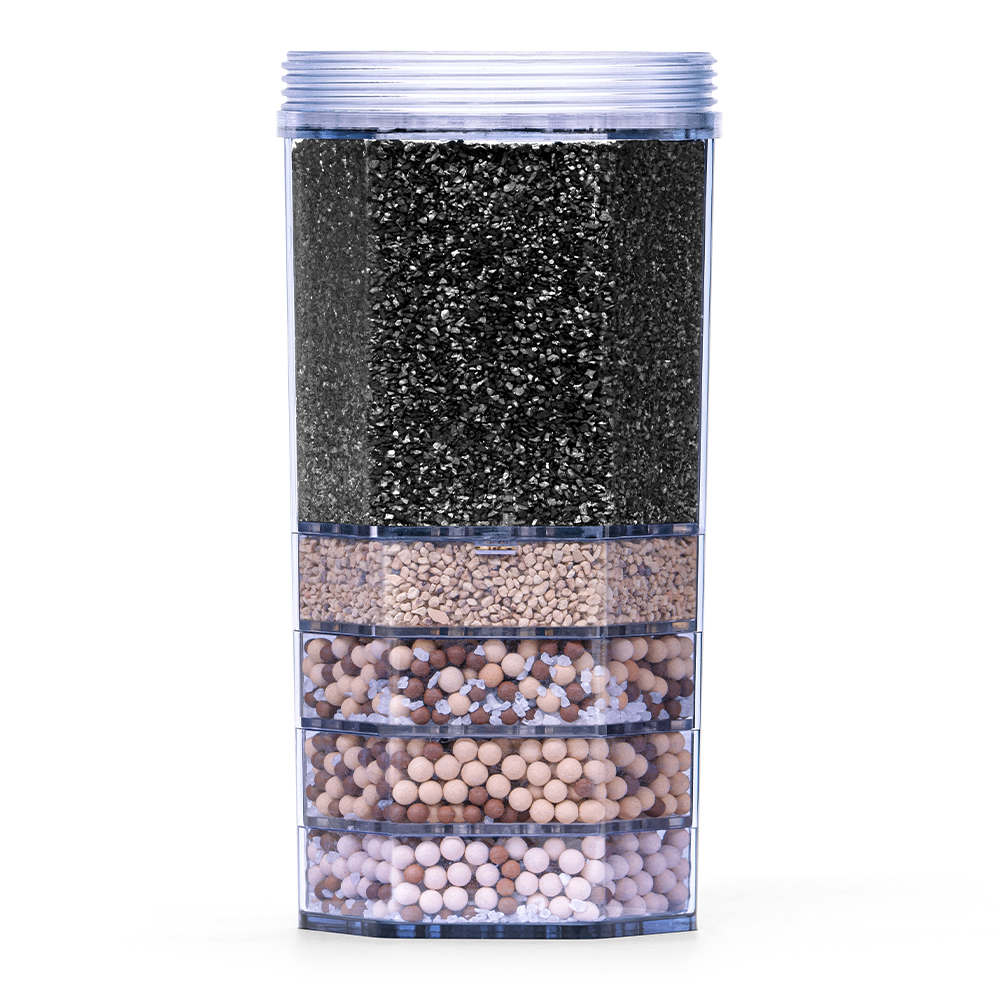 Eine mehrschichtige Wasserfilterkartusche mit verschiedenen Filtermedien wie Aktivkohle und Mineralkugeln in einem durchsichtigen Gehäuse.