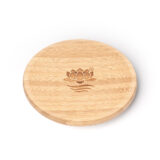 Runder Deckel aus hellem Bambusholz mit eingraviertem Lotus-Blüten-Logo auf weißem Hintergrund.