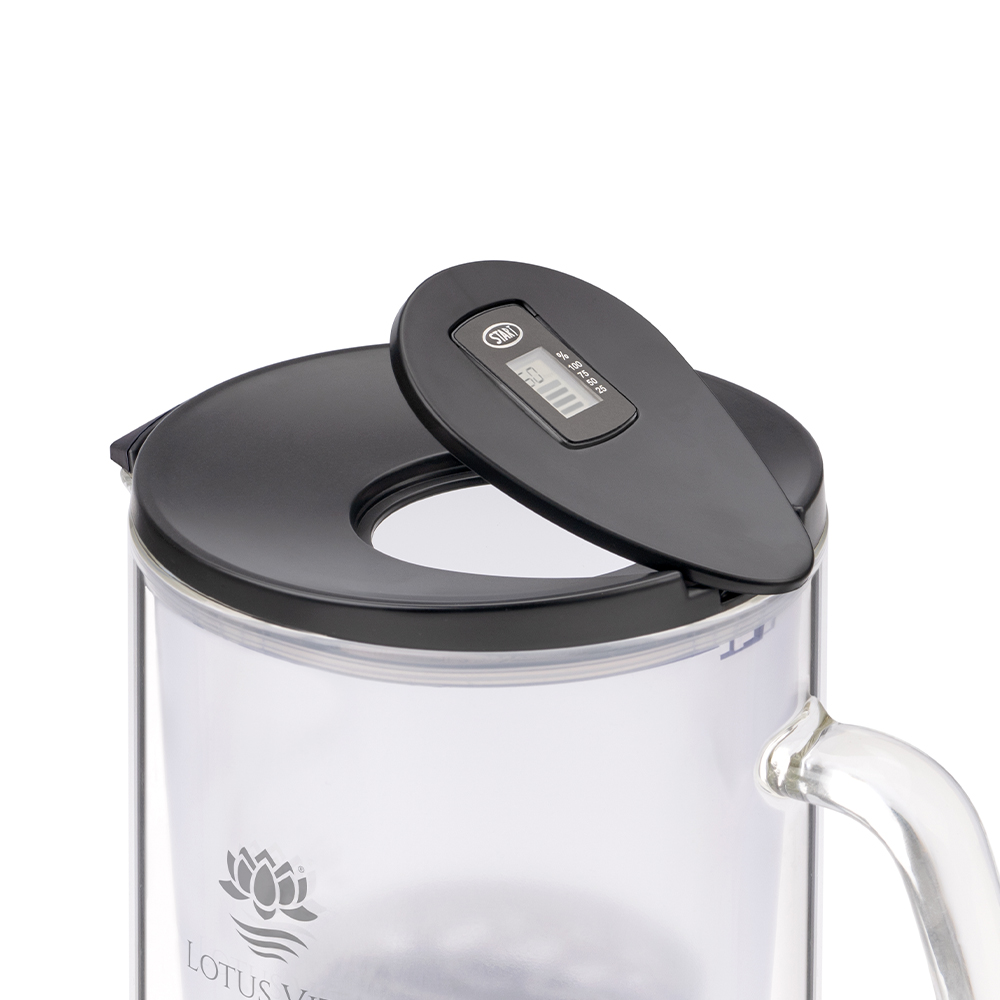 Nahaufnahme des schwarzen Deckels einer Glaskaraffe mit geöffneter Einfüllklappe, die ein digitales Zählwerk zur Filterüberwachung anzeigt.