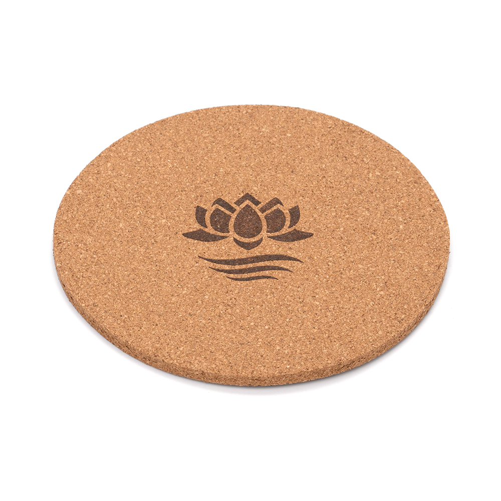 Ein runder Untersetzer aus Kork mit einer Gravur des Lotus Vita Logos, bestehend aus einer Lotusblüte über Wasser.
