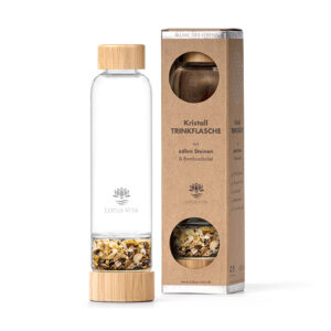 Eine stilvolle Glas-Trinkflasche mit Bambus-Elementen und einem separaten Fach, gefüllt mit einer Mischung aus Edelsteinen, präsentiert neben ihrer Markenverpackung.