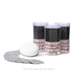 Ein Jahresvorrat an Ersatzfiltern für einen Wasserfilter, bestehend aus drei mehrstufigen Filterkartuschen, einem weißen Keramik-Vorfilter und mehreren flachen Kalkfilter-Pads.