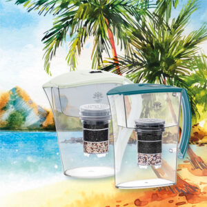 Zwei Wasserfilter-Karaffen von Lotus Vita, aufgestellt vor einer stilisierten, sommerlichen Strand- und Palmenkulisse.
