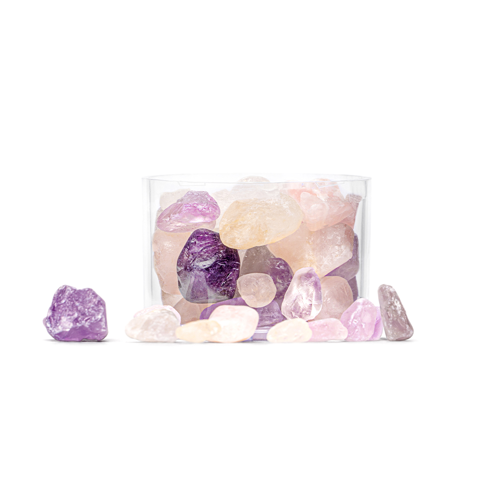 Transparentes Kristallsteinfach, gefüllt mit einer Mischung aus Rosenquarz-, Amethyst- und Bergkristall-Rohsteinen zur Wasserenergetisierung.
